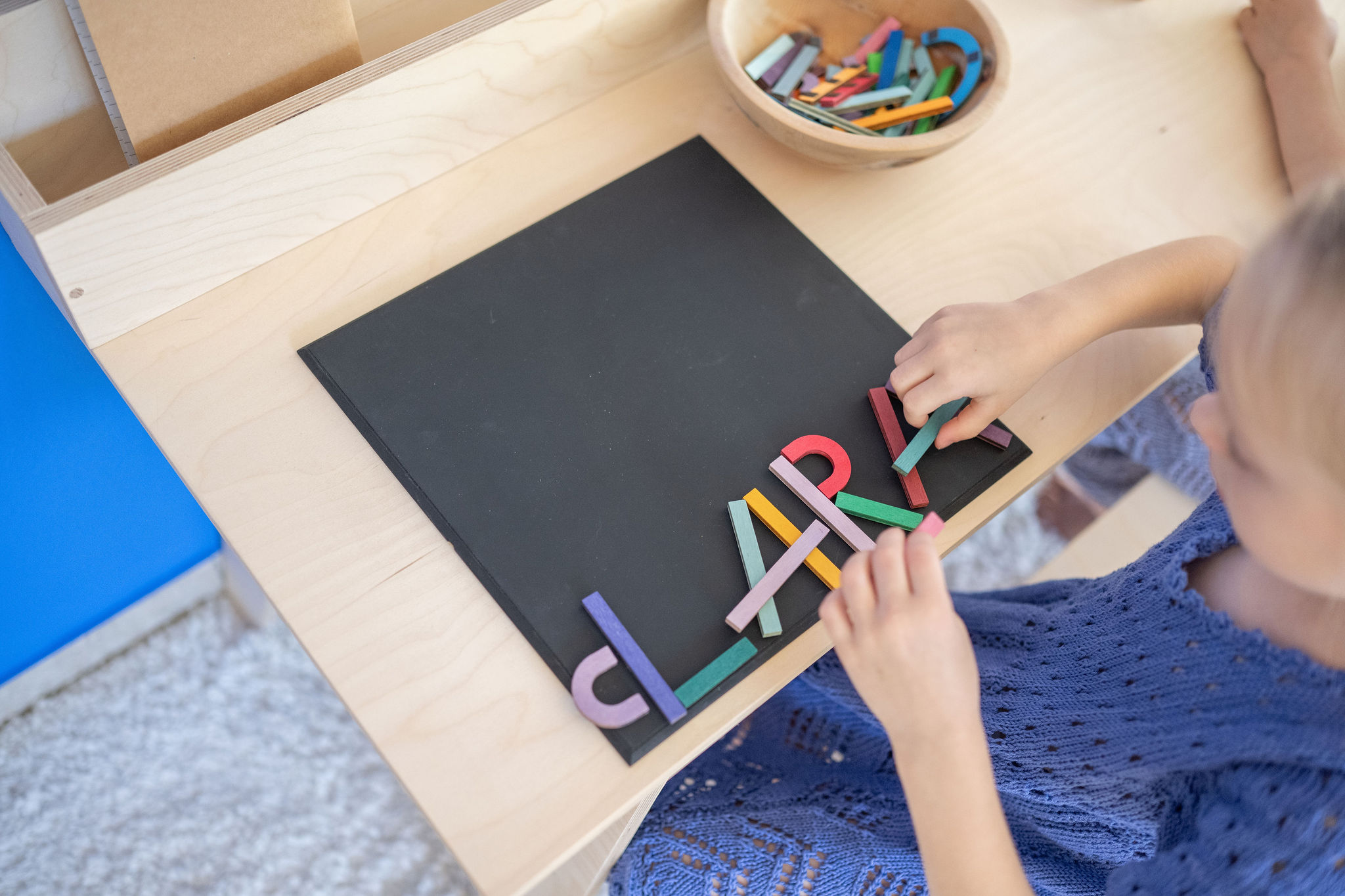 Kind spielt mit Magnettafel