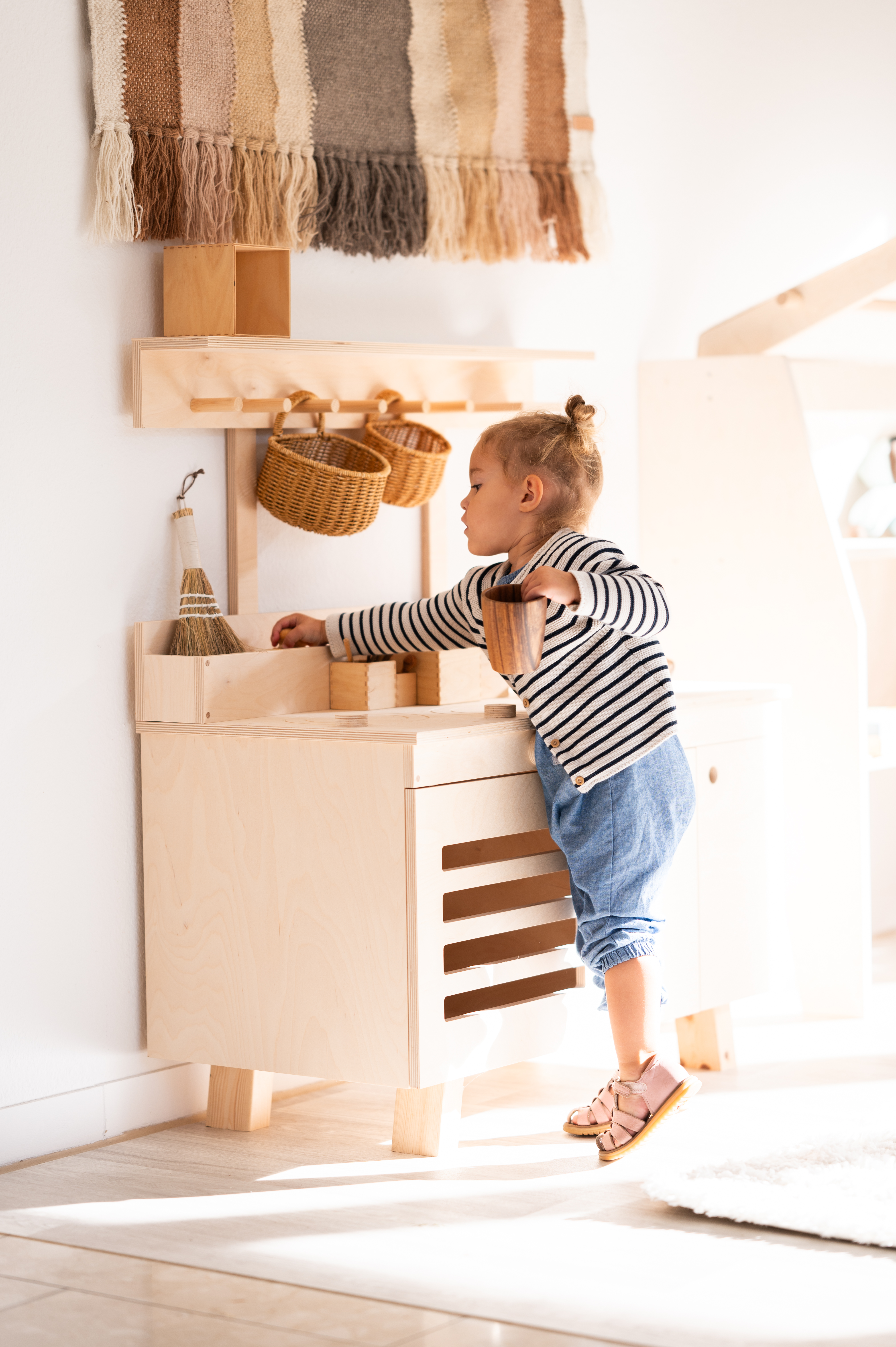 Spielküche wird von Mädchen bespielt